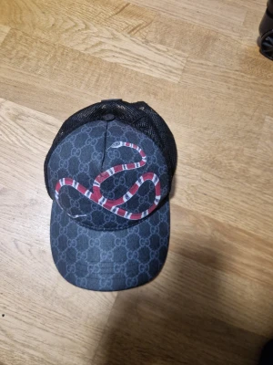Black gg cap - Black gg cap with snake on