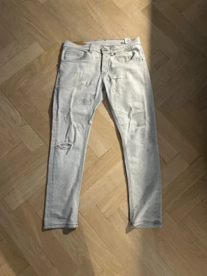 Dondup George  - Ett par riktigt snygga dondup George jeans i hyfsat bra skick. Nypris ligger på runt 3499kr men här kan dom köpas för bara 499kr. Vid fler frågor är det bara att skriva!