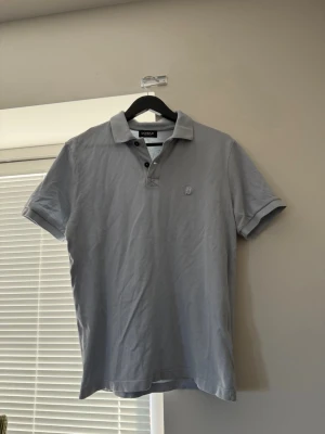 Dondup Piké  - Säljer en Ljusblå Piké från dondup. Piken är ny, finns kvitto vid inköp och tag kvar. Använd 1 gång. 
