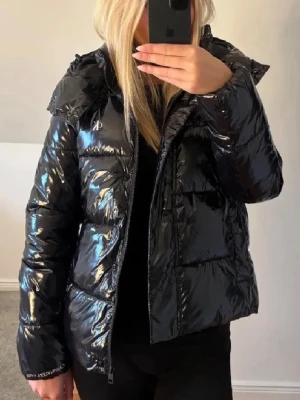 Vinterjacka Calvin Klein - Jätte snygg glansig dunjacka från Calvin Klein som är jätte varm och helt perfekt till vintern!❄️💞💞 