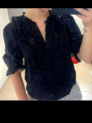 Svart broderad blus från Zara - Såå fin