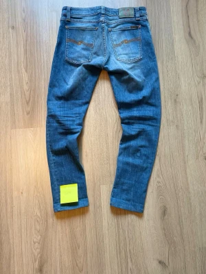 Nudie Jeans 👖  - Nudie Jeans – Strl W31/L34👖 Ljusblå jeans från Nudie Jeans i klassisk modell. Snygg tvätt med ikoniska bakfickor och en passform som passar till det mesta. I fint begagnat skick.  📏 Storlek: W31/L34 📦 Skick: Bra begagnat skick 💬 Hör gärna av dig vid frågor eller om du vill ha fler bilder!