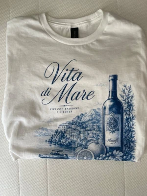 Vit t-shirt med blått tryck Vita di Mare - Väldigt fräsch vit T-shirt, skriv om du har minsta lilla fråga!