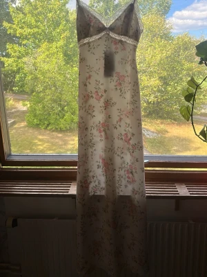 Klänning - Blommig klänning köpt från Gina Tricot för ca 2 år sedan. Endast testat på i provrum, så som ny. Original pris 599kr. ♡