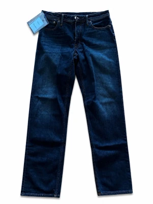 Acne Studios Blå Konst South Jeans – W30/L32 - Acne Studios Blå Konst South jeans i mörkblå denim, W30/L32. Made in Italy. Klassisk 5-pocket modell med snygg mörk tvätt och Blå Konst-patch baktill. 98% bomull / 2% elastan vilket ger lätt stretch. Modell: South Dark Blue, style 30H173-114. Väldigt användbar Acne-modell som passar både sneakers och loafers. Bra begagnat skick enligt bilder. Mått skickas gärna. Bud välkomnas & snabb frakt 📦