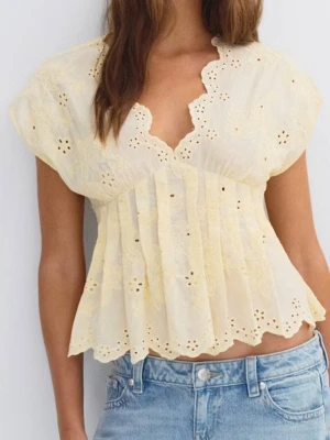 Ljusgul blus med spets och broderi gina tricot❤️ - Helt ny! Söt ljusgul blus med v-ringning, broderade blommor och spetsdetaljer. Blusen har korta ärmar, vågig kant nertill och luftig passform. Perfekt till jeans eller kjol för en fräsch sommarlook.