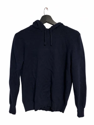 Sayles Cashmere Hoodie Mörkblå – Strl XS - Mörkblå hoodie från Sayless med cashmere-märkning, storlek XS. Stilren och minimalistisk modell med huva och dragsko. Mjuk stickad kvalitet och en väldigt lättmatchad mörk marinblå färg.  Fint begagnat skick enligt bilderna. Märkt Designed in Sweden och handtvätt.  📦 Snabb frakt 💬 Bud välkomnas ♻️ Fler utvalda herrplagg finns på profilen