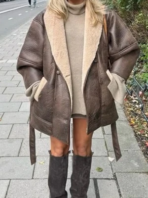 Hanna Schönberg x NA-KD jacka - Populär jacka från Hanna Shönbergs kollektion med NA-KD! Slutaåld, ny med prislapp kvar