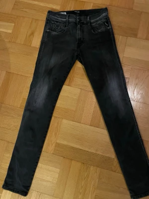 Replay jeans anbass - Ett par svarta hyperflex replay jeans. Sitter i slim fit med en otrolig passform. W31 L32 priset kan sänkas vid snabbt köp