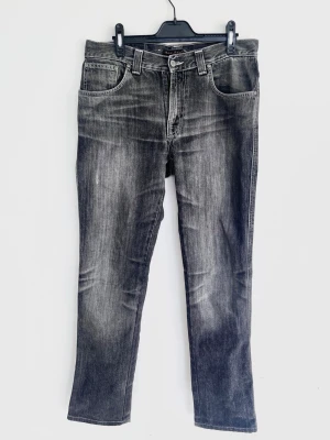 Nudie Slim Jim Bootcut Jeans - Riktigt feta och unika jeans från nudie! Fint skick, inga tydliga defekter. Storlek 31/32. Midja ca 41, Längd ca 102, Benöppning ca 20. Modellen heter low slim jim, sitter slim/regular med liten bootcut så de lägger sig över skorna. Kontakta mig för fler frågor och funderingar!