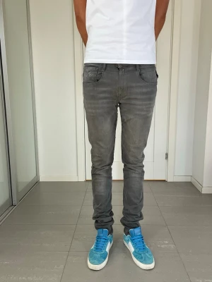 Replay Anbass Jeans  - Säljer nu dessa Replay Anbass Jeans, W31 o L34 med mått ca 38-38,5 o 108 cm. moddelen är 183 och väger 68 kg. Skriv för fler bilder/frågor🙌🏼