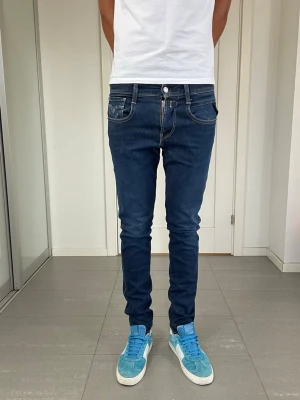 Replay Anbass Jeans - Säljer nu dessa Replay Anbass Jeans, W29 o L32 med mått ca 37-37,5 o 105 cm. moddelen är 183 och väger 68 kg. Skriv för fler bilder/frågor🙌🏼