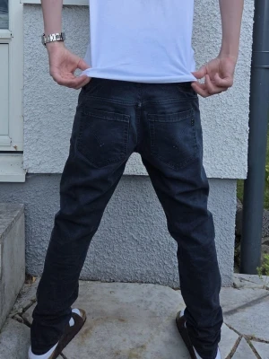 Dondup George - Säljer ett par riktigt snygga Dondup Jeans i modellen George. Byxorna är i storlek 34 och modellen i bild är 177cm lång. Jeansen har en skinny fit och innerlappen är lite sliten, annars är de i mycket bra skick. Om ni har frågor eller vill se närmare på byxorna-skriv i DM! Priset är någorlunda diskuterbart!😁