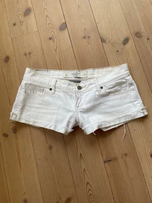 Lågmidjade jeans shorts - Säljer dessa väldigt lågmidjade jeansshorts. Midjemått 36 cm tvärs över midjan, grenhöjd 16 cm och längd 22 cm. Kontakta mig privat vid frågor eller liknande💗