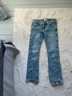 Gina tricot - Fina Gina tricot bootcut jeans! Använda få gånger. Jag är 167 cm lång. Storlek:34.                                              Nypris: 349 kr (ordinarie pris).                Skriv vid några som helst funderingar💕