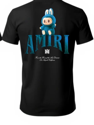 Svart t-shirt med blått tryck och kanin - Cool svart t-shirt med stort blått AMIRI-tryck och en söt kaninfigur på ryggen. Framtill finns en mindre logga och text i vitt och blått. T-shirten har rund hals och korta ärmar, perfekt för en avslappnad streetwear-look.
