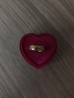 Klassisk guldring - ring i storlek 18,1mm, guldfärgad.