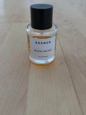 ESSNCE Black Velvet parfym - Essence perfym i doft black velvet. Använd hälften, från början 50 ml så 25 ml kvar🌸