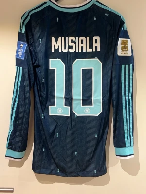 Tyskland Vm 2026 Musiala - En Tyskland tröja med Musiala i spelar version, storlek L helt ny 