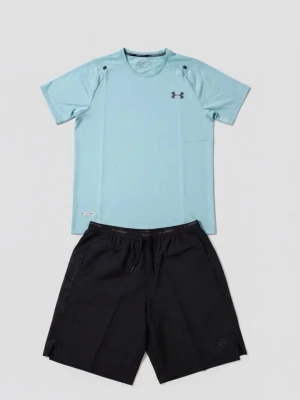 Träningsset med ljusblå t-shirt - Snyggt träningsset från Under Armour med en ljusblå t-shirt i funktionsmaterial och svarta shorts med resår i midjan. Perfekt för gymmet eller löprundan. T-shirten har rund hals och diskret logga på bröstet.