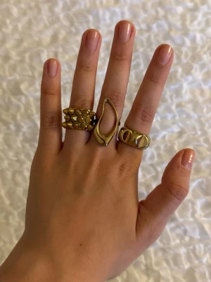 Guldig ring med nitar - Säljer tre olika Ringar!! De två första är från Edblad man är lite osäker var den tredje är ifrån tror Alva esstrnzials. 200kr styck hör av dig för intresse för vilken specifik, 500kr för alla tre!!💖💖💖 