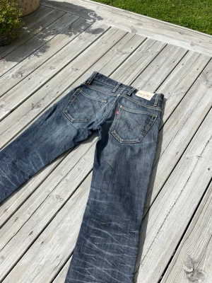 Levi’s jeans  - Tjenare!! Säljer nu ett par riktigt nice Levi’s jeans. Det är lite oklart med modell och storlek då lappen på är väldigt sliten men här kommer måtten på dem 110 längd o 39 midjan man vill ha dem lite mer baggy så går det jätte bra att ha dem även fast att dem är lite för långa🙌