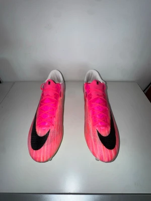 Nike Mercurial superfly 11 fotbollsskor rosa  - (har tyvvär tappat bort min box) helt oanvända och perfekt kondition och kan diskutera om prisen. Säljer ett par Nike Mercurial Superfly fotbollsskor i en snygg rosa färg med svarta detaljer. Skorna har en lätt ovandel i syntetmaterial och genomskinlig sula med neonfärgade inslag och fasta dobbar för gräsplan. Perfekta för dig som vill ha speed och kontroll på planen.