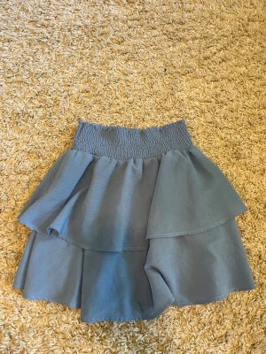 Blå kjol från only🎀 - Säljer nu denna söta blåa kjolen ifrån only, använd fåtal gånger🤍 har fått en liten fläck men syns inte när man har på sig den🩵