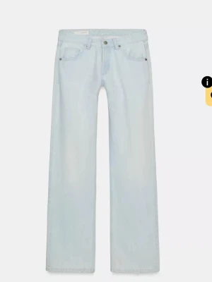 Trendiga Zara jeans - Skitsnygga trendiga Zara jeans med låg midja och snygg passform. Helt nya med prislapp. Kom med prisförslag💕40, passar 38