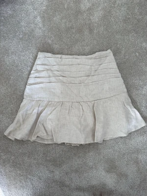 Mini beige skort  - Så söt kjol med inbyggda shorts! Inga defekter! Endast använd fåtal gånger! :)