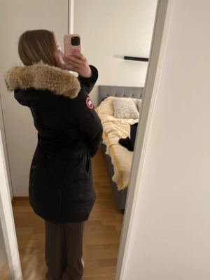 Canada goose shelburne - Canada Goose Shelburne-modelljacka.  SMUTSEN PÅ BILDERNA ÄR PÅ SPEGELN OCH INTE PÅ JACKA!!  I gott skick, men lite smuts på jackan och en trasig ärm. Jag har inte försökt få bort smutsen men jag tror att den kommer att lossna.  Den är äkta. Storlek M men jag har egentligen storlek S och den sitter väldigt bra. Använd ett par vintrar :)💕