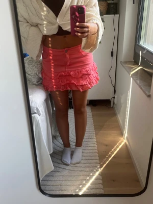 Rosa volangkjol  - Jättefin rosa jeans volangkjol! 💓 Vet tyvärr inte märket så jag köpte den begagnat!! 