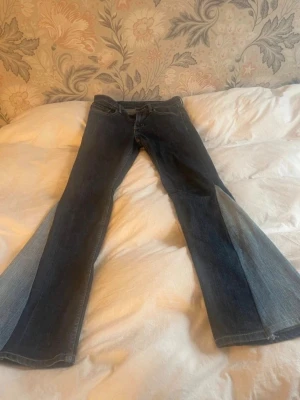 Mörkblå utsvängda jeans - Ett par utsydda Levis jeans. Vet inte storleken men skulle säga att de passar någon som har storleken xs/s💕🫰