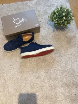 Loubetin - Säljer mina mörk blåa loubs med vit sula. Riktigt feta skor i storlek 43. 