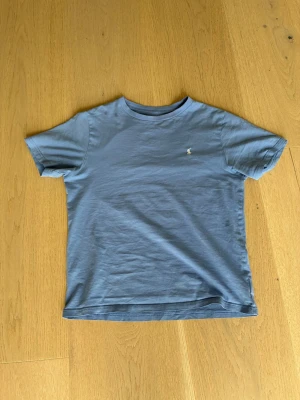 Ralph lauren t-shirt - En fin blå t-short utan defekter men är lite för kort som storlek är 160 så ganska liten ca XS