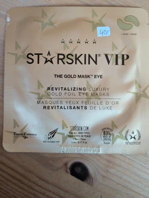 STARSkin VIP The Gold Mask Eye - Lyxiga revitaliserande ögonmasker i guldfolie från STARSkin. Förpackningen innehåller ett par masker som passar alla hudtyper. Innehåller 83% Rose of Jericho och är resevänlig. Perfekt för dig som vill boosta huden under ögonen.