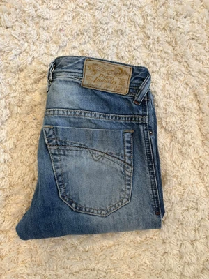 Diesel Industry Jeans  - Ett par snygga och unika Diesel Industry jeans i mycket fint skick utan större tecken på användning. Storlek 29/32. Skriv gärna vid frågor ✌️Kom gärna med prisförslag 💸