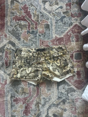 Vintage Isabel marant shorts - Isabel marant shorts i strl 40 men passar bättre på en S möjligtsvis M. Helt oanvända därav priset .💸Köpta för ca 6500, Andrahandspris ligger på ca 2000-3500💸.
