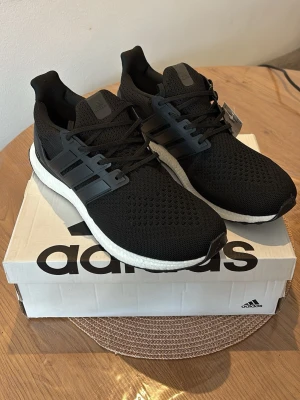 Adidas Ultraboost 1.0 - Adidas Ultraboost 1.0, Skick: 10/10 – helt oanvända, kommer med originalbox. Vid frågor eller intresse, skicka gärna ett DM.