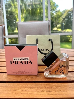 Prada Paradoxe Eau de Parfum 50ml - Prada Paradoxe Eau de Parfum 50 ml oanvänd. Parfymen kommer i originalförpackning tillsammans med en liten söt present påse. Fick den i present men är tyvärr inte i min smak riktigt. Nypris i butik ligger på 1149 kr.