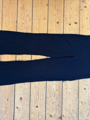 Mörkblå leggings i bootcut modell med nedvikbar midja storlek 146-152/ XXS - Mörkblå leggings i bootcut modell med nedvikbar midja storlek 146-152/ XXS från Gina Tricot. Perfekt skick!
