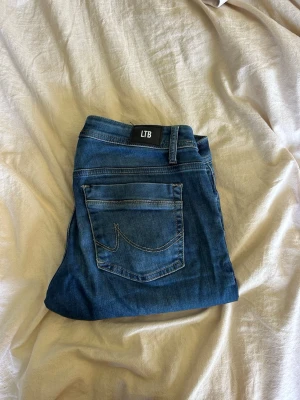 Blå jeans från LTB  - Snygga blå jeans från LTB. Jeansen har kontrastsömmar och en mörk tvätt som passar till det mesta. Tillverkade i mjukt denimtyg för en bekväm känsla. Perfekta för en avslappnad och trendig look. Inte använda många gånger 🩷