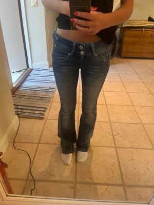 Coola jeans  - Mellanblå jeans med coola fickor och detaljer i mycket bra skick 
