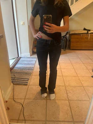 Diesel jeans  - Mörkblå raka diesel jeans i mycket bra skick 