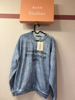 Acne studios zip tröja dam  - Box ingår . Kan mötas i Sthlm om man vill !😊 storlek s true to size . Nypris är över 5000. De är en dam tröja !