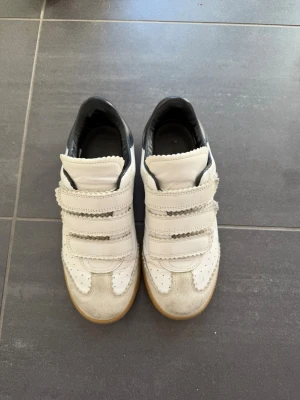 Isabel Marant sneakers - Superfina sneakers från Isabel Marant med kardborreband, storlek 36
