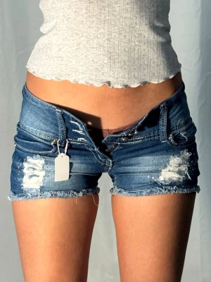 Low jeansshorts med slitningar 20030 - Midjemått: 33cm. Gren: 16cm. (Storlek 34, men uppskattas passa 32 .) Kolla in min profil, följ för fler plagg🙌