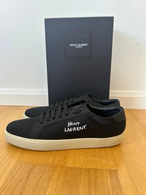 Saint Laurent skor  - Saint Laurent skor i storlek 44.Aldrig använda. Bara att höra av sig vid funderingar! 