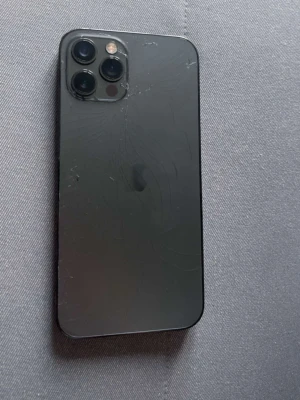 Svart iPhone med trippelkamera 12 PRO  - Säljer en svart iPhone med stilren design och trippelkamera på baksidan. Telefonen har en matt finish och rundade hörn. Tillverkad i glas och metall, perfekt för dig som gillar Apples klassiska look.                         Den funkar perfekt 🤩 