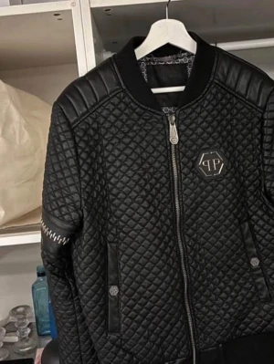 Philipp plein jacka M/L - Ovanlig och snygg Philipp Plein Jacka. Inköpt våren 2019 i Berlin Tyskland Storlek Large men tycker mer den är som en medium så inte stor i storleken .  Fint skick Sparsamt använd Dyr i inköp  Kan skickas med spårbar frakt och skickas varsamt  Oseriösa bud undanbetes Finns i Höllviken